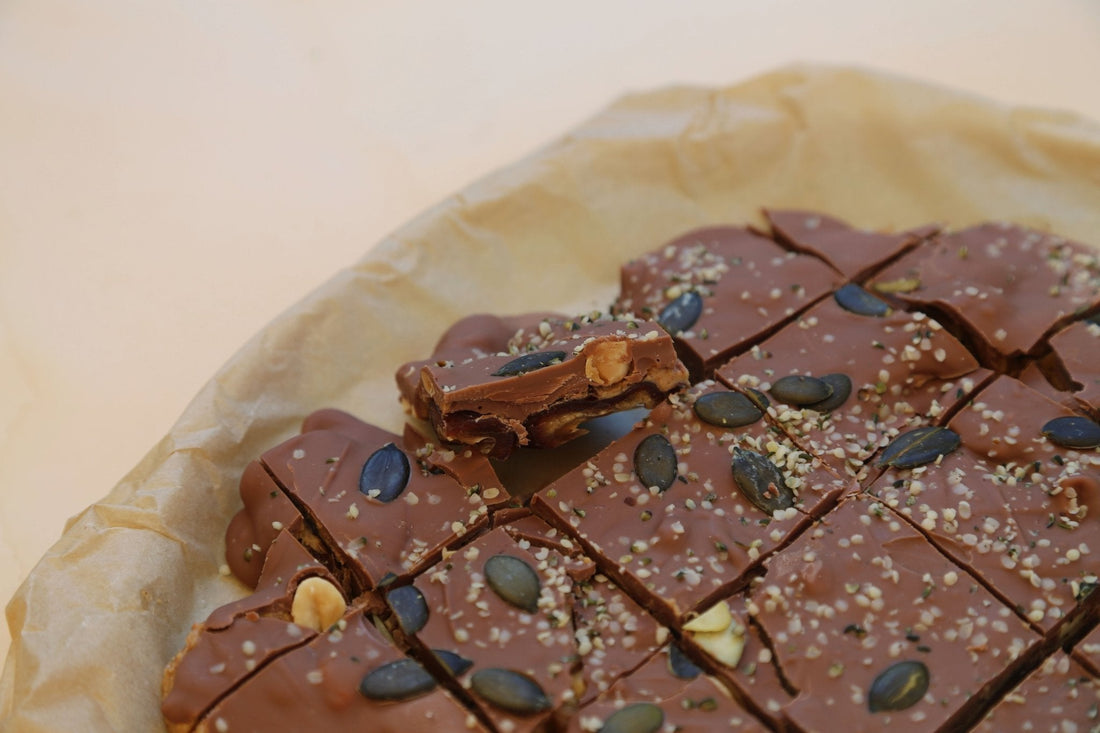 Schokolade mit Dattel, Erdnuss, Kürbiskernen und Hanfsamen - unverpackt & lose