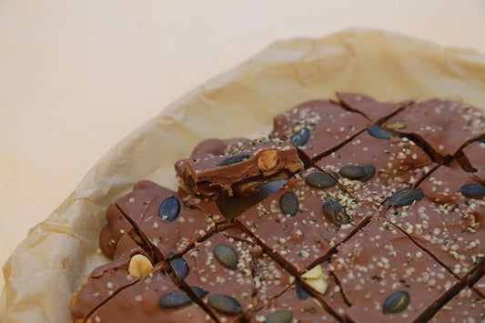 Schokolade mit Dattel, Erdnuss, Kürbiskernen und Hanfsamen - unverpackt & lose